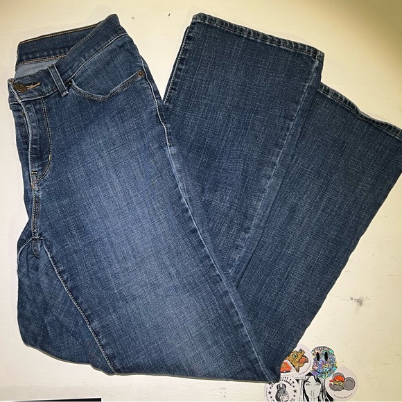 Bootcut Levi’s Jeans, size 6 - Picture 2 of 3